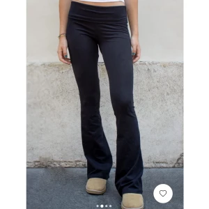 Lågmidjade yoga byxor - Lågmidjade yoga byxor i flare/bootcut från subdued. Har använt en gång men de är för långa för mig. Köpt för 360❤️