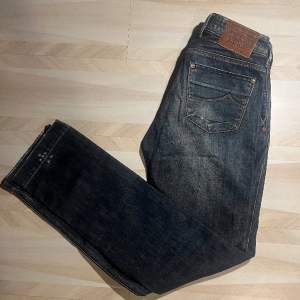 Säljer dessa otroligt snygga och trendiga jacob cohen jeans i väldigt bra skick (9,5/10). Dem är limiterade och säljs inte längre. Vårat pris är 850kr. Tveka inte att höra av dig vid eventuella frågor!👍🏼