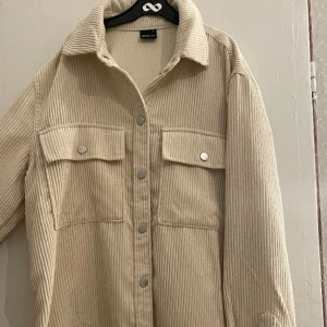 Skjorta/tunn jacka  - Jag säljer min beiga/krämvita skjorta/tunna jacka då jag bara har använt den 1 gång 