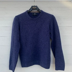 John Lewis cashmere tröja - En cashmere och merino blend från John Lewis som är i superbra skick, en perfekt tröja till sen vintern och våren. Några slags frågor så är de bara att höra av sig😁