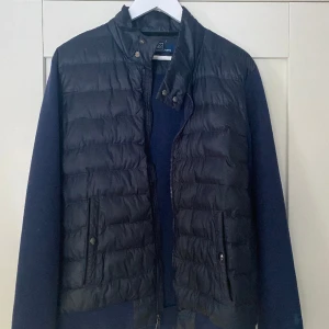 Polo Ralph Lauren cardigan  - Hej, jag säljer min Polo Ralph Lauren cardigan i färgen marinblå. Det är en riktigt schysst väst perfekt nu inför våren. Endast använd ett fåtal gånger och är i nyskick. Storlek medium.   Mvh 