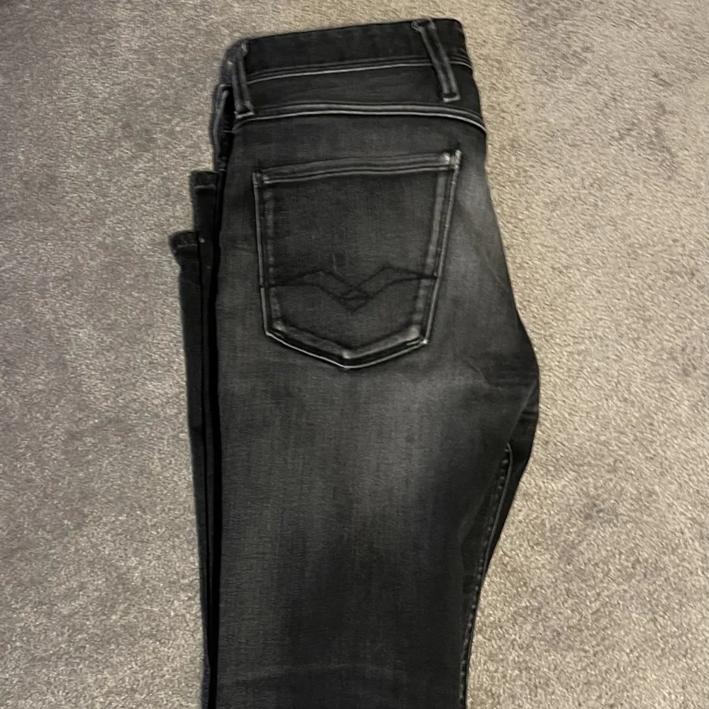 Säljer dessa replay jeans då de var för små. Bra skick förutom en liten defekt. Storlek 29 32 Hör av er om ni har några frågor! . Jeans & Byxor.