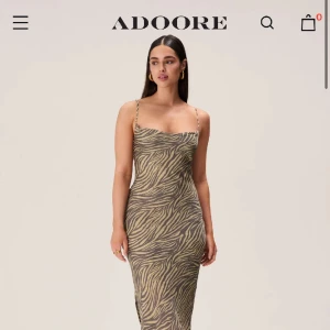 Adoore vienna dress  - Säljer denna klänning från adoore med det kända zebra mönstret. Aldrig använd med prislappar kvar. Nypris 1400kr. Storlek 42 men liten i storlek så skulle passa en 38-40. 