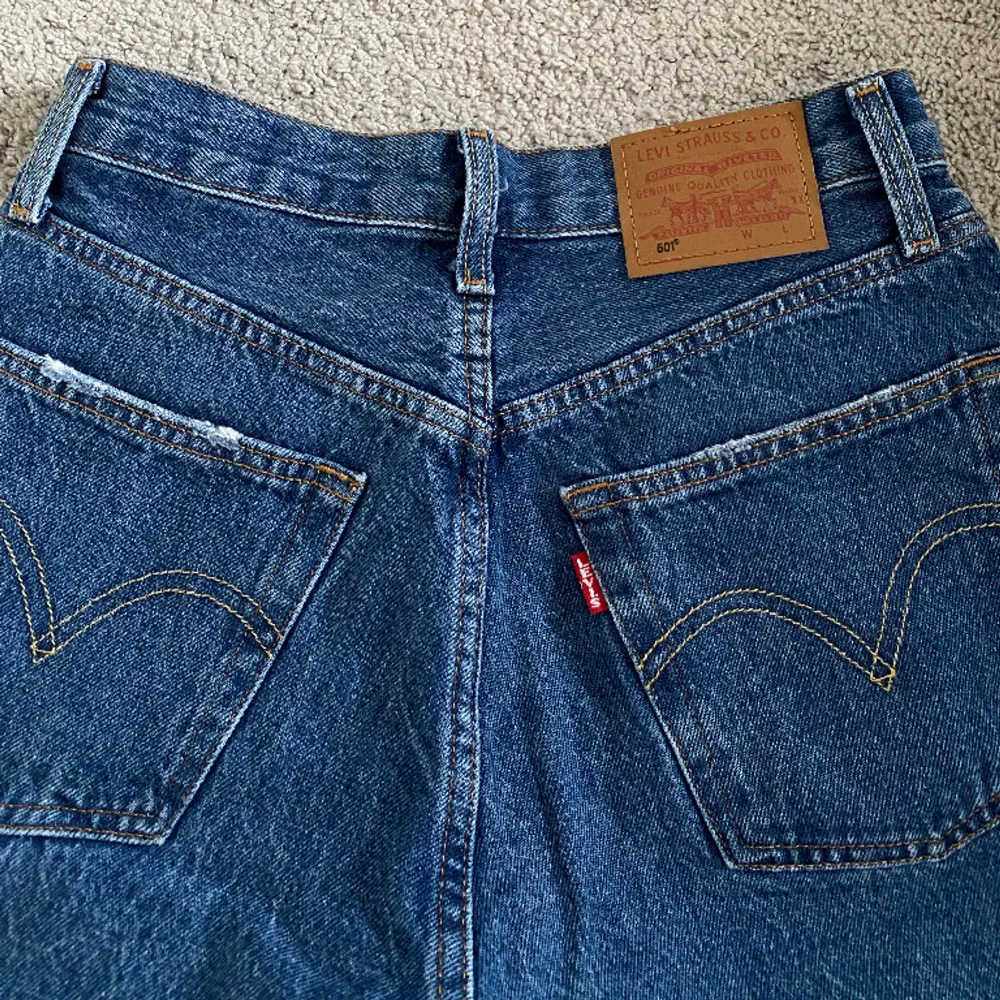 Levis jeans i modell 501, storlek 25x32. De är i bra skick och sparsamt använda. . Jeans & Byxor.