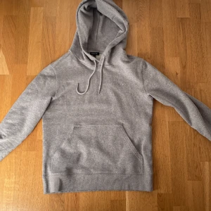 J.Lindeberg Hoodie Storlek S - Skicket är 9/10, Köpte på Plick men passade inte riktigt mig. Pris kan diskuteras. Ny pris -1299kr mitt pris 399kr