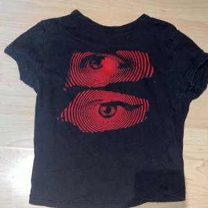 Svart tröja med tryck - Mycket bra skick det är bara trycket som har spruckit lite. 