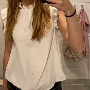 Vit topp - Nästan oanvänd, fint skick