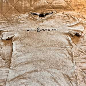 Grå Sail Racing t-shirt storlek 150.