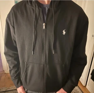 Ralph Lauren zip - Jag säljer denna tröja i storlek M,då den vart för stor för mig. Jag skulle säga att den e i 9/10 skick, det finns absolut inga defekter som märks. Köpt här på plick för 750kr men jag tänker vara lite sjyst o dra ner det till 500kr.