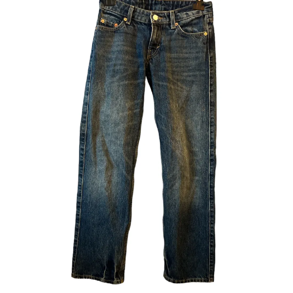 Low waist baggy jeans i väldigt bra skick! Nypris 500 men säljer för 250(pris kan diskuteras). !Obs-inte samma färg på byxorna som på bilden inklippt från hemsidan! . Jeans & Byxor.