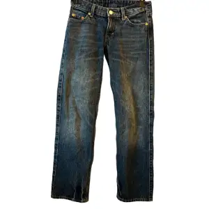 Low waist baggy jeans i väldigt bra skick! Nypris 500 men säljer för 250(pris kan diskuteras). !Obs-inte samma färg på byxorna som på bilden inklippt från hemsidan! 