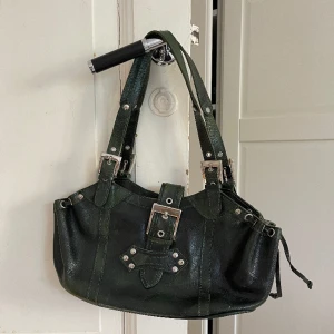 Väska Vintage - Väska köpt vintage. Använt några gånger och är i fint skick, naturligt sliten pga vintage. Fin mörkgrön färg!