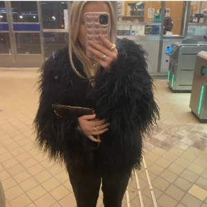 Pälsjacka  - Superfin pälsjacka i bra skick! Endast använd 3-4 gånger😊