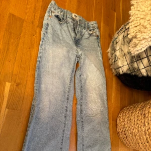 Ett par blåa jeans  - 140 