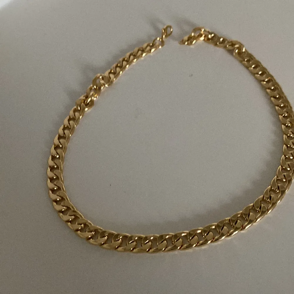 Halsband som är 18 karats guld!!  Smsa om du är intresserad!! . Accessoarer.