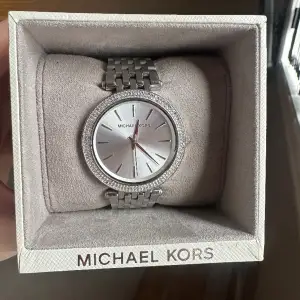 Super snygg Michael kors klocka, aldrig använd. Inga defekter förutom att batteriet behöver bytas. 500 inklusive frakt💕 (går även att justera storleken) 