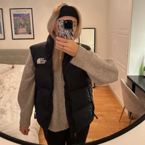 The north face väst - Dun-väst från the north face, finns några parmanenta fläckar i högra nedre delen av västen (se sista bilden) västen är storlek m men passar s