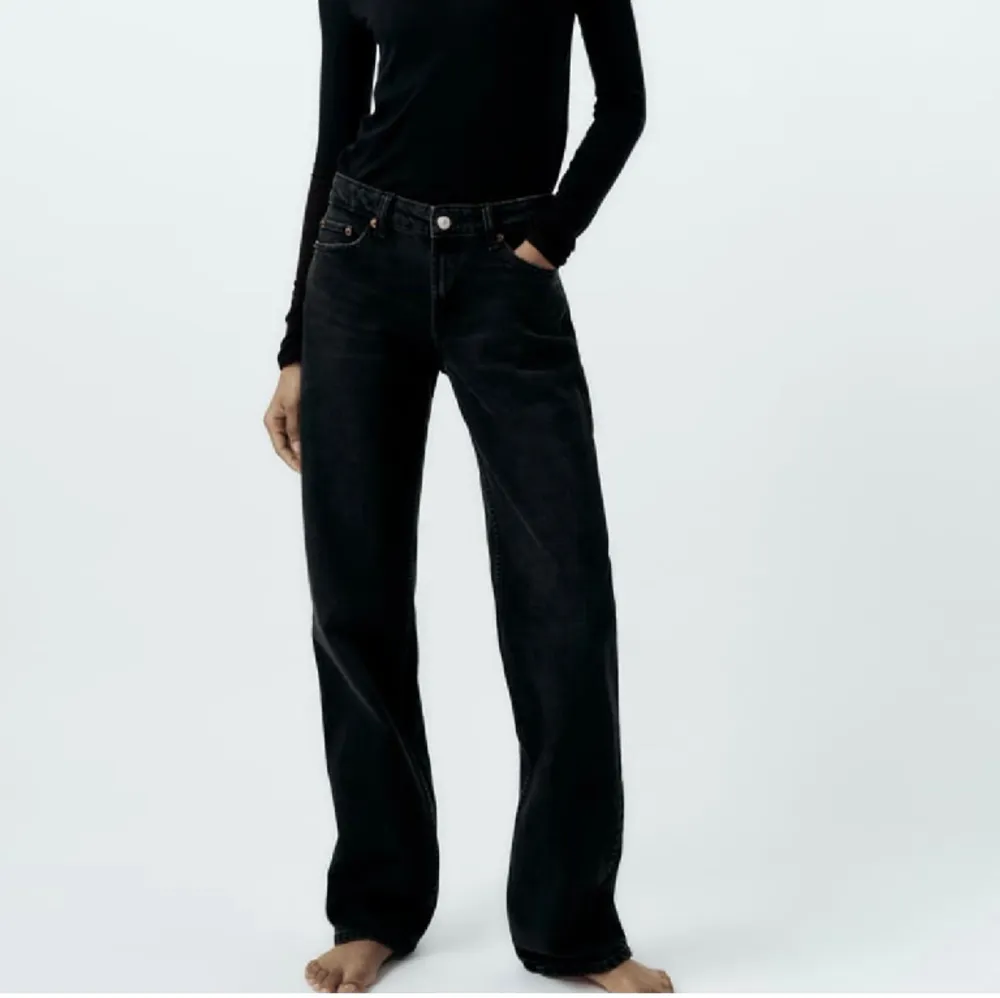 Svartgrå raka low waist jeans från Zara i storlek 32.  Säljer för 200 kr, kan hämtas i Kalmar eller skickas mot fraktkostnad.. Jeans & Byxor.