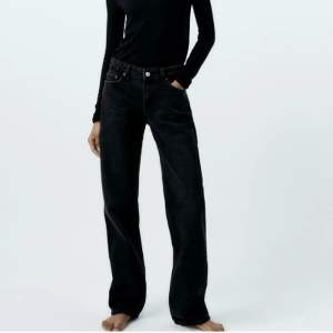 Svartgrå raka low waist jeans från Zara i storlek 32.  Säljer för 200 kr, kan hämtas i Kalmar eller skickas mot fraktkostnad.