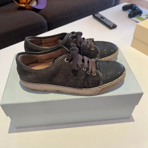 Lanvin stl 41 men passar 42 - Använda som ni kan se. Nypris runt 4k men kan släppa dom för 650kr då dom är rätt använda som ni kan se på bilden