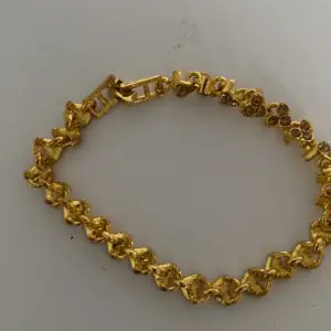 18 karats guld armband som finns små pärlor i.  Sms vid intresse!! 