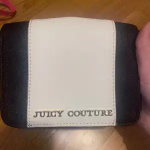 Juicy Couture axelremsväska. Använd typ en gång bara, i nyskick