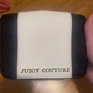 Juicy Couture väska - Juicy Couture axelremsväska. Använd typ en gång bara, i nyskick