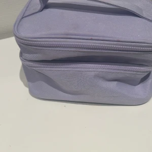  Necessär  - Den är super fin och det får plats mycket 