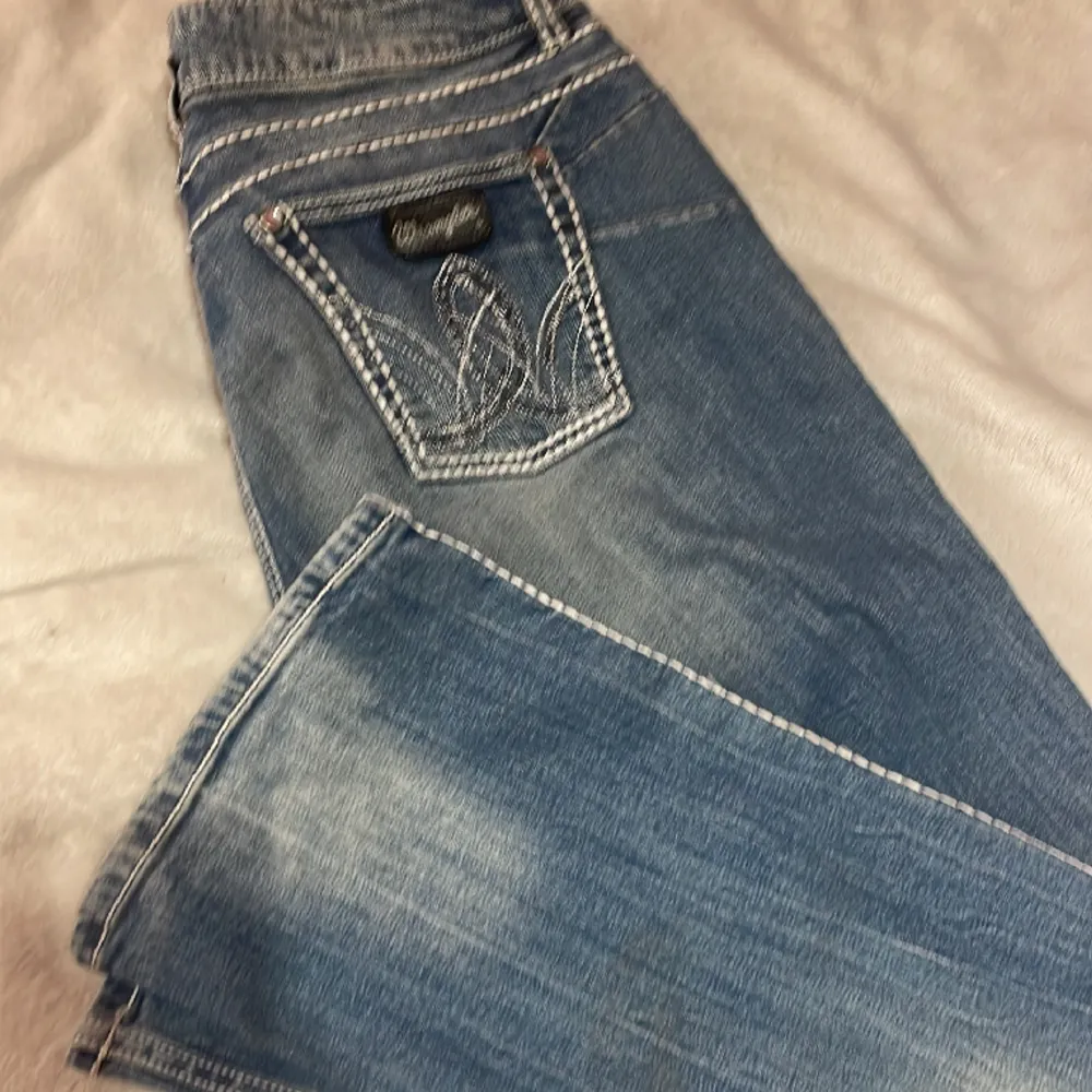 Säljer ett par wrangler jeans i jätte fint skick! Väldigt fina ..dom e bootcut och lågmidjade med fina detaljer 🙌🏻. Jeans & Byxor.