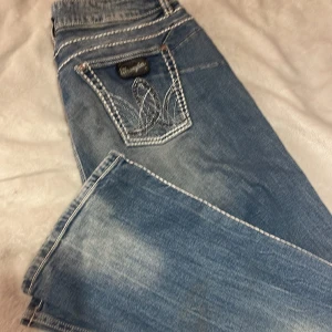 Wrangler jeans ❤️ - Säljer ett par wrangler jeans i jätte fint skick! Väldigt fina ..dom e bootcut och lågmidjade med fina detaljer 🙌🏻