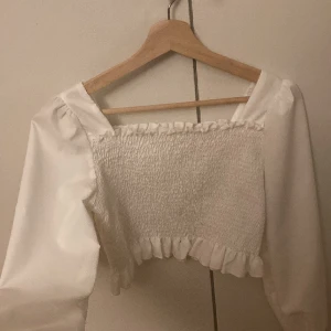 Svin snygg blus😻 - Ganska kort men fin blus med lite spets. Har aldrig kommit till användning men passar när man ska vara lite finare.⭐️❤️står tyvärr inte någon storlek men gissar på S 