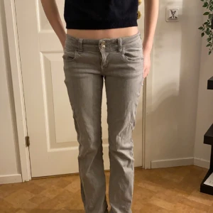 Jeans - Fina jeans igen Gina. I stl 152 men passar mig som brukar ha 32.