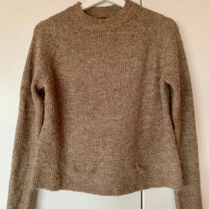 Stickad tröja från Only  - Använd men i fint skick Storlek XS, normal i storleken men hade kunnat passa S