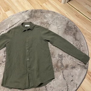 Overshirt i linne - Overshirt i olivgrön storlek S, skick 9/10