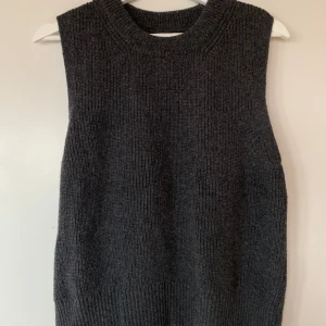 Stickad väst från Only - Använd 3 gånger, mycket fint skick Storlek XS, normal i storleken 