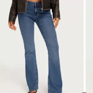 Dessa jeans är jättefina men är lite för stora på mig💓 sitter annars bra och är ganska lågmidjade. 