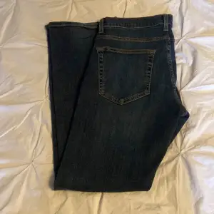 Tja! Säljer nu mina 405 jeans som är köpt på Ullared, jeansen är i Regular Fit och är i väldigt bra skick. Hör av er vid frågor eller funderingar. Passar för dem som är runt 167-180 cm långa.