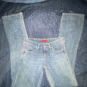 Levis jeans  - Säljer mina Levis jeans som inte passade därför lånade bilder dom är helt nya prislappen satt kvar när jag fick hem dom sen har jag bara provat dom, de är i storlek W36L34