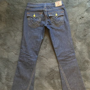 True religion bootcut jeans - Superfina lågmidjade bootcut trues!! Köpta på Vinted. Bilderna i mitten och sist är lånade av säljaren och hon är 167cm lång. Midjemåttet är 40cm och Innebenslängden är 78cm. Mycket bra skick! Skriv om du undrar något!🫶
