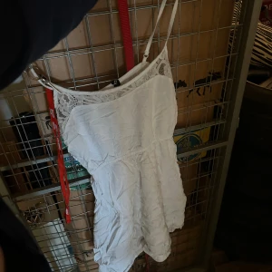 Söt sommar klänning  - Vit luftig sommar klänning 