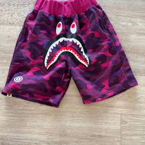 Säljer dessa bape shorts storlek M Oanvända 