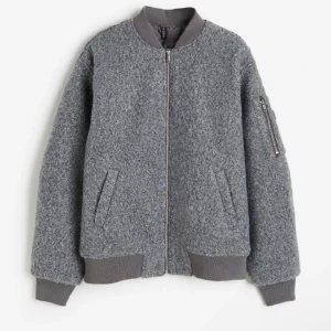 Snygg Jacka från Hm🤍 - Säljer min snygga jacka från hm som tyvärr inte kommer till användning. Har lånat bilder men kom privat om ni vill ha fler❤️ Säljer för 250kr plus frakt , Det är storlek XS men den är oversized så mer S/M.om ni har fler frågor är det bara att skriva ❣️