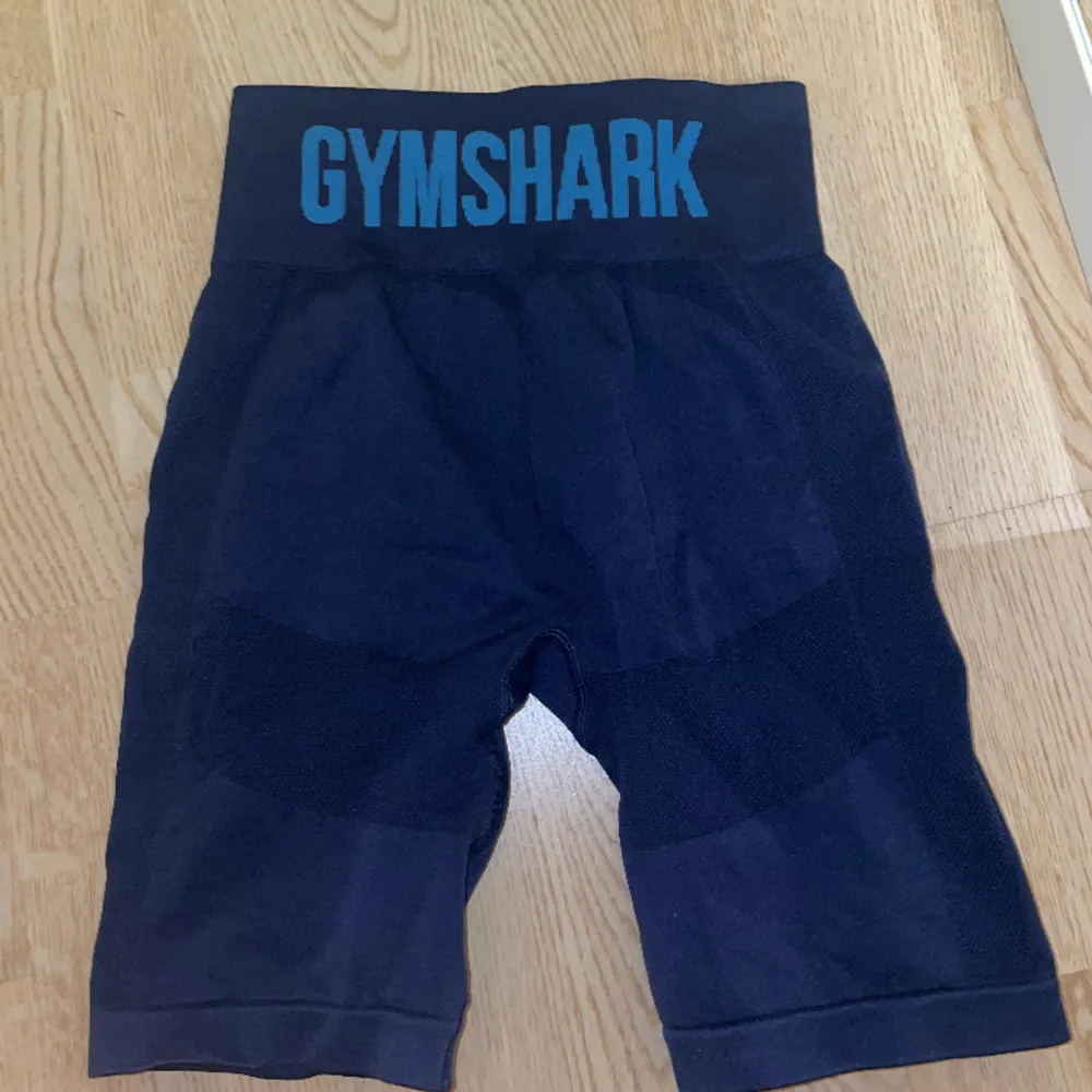 Marinblåa träningsshorts från gymshark. Shorts.