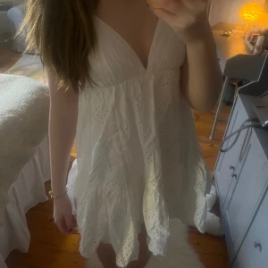 Zara klänning vit  - Säljer min fina zara klänning som är perfekt nu till sommaren!💓😇 Säljer pga utrensning. Den är i nyskick och är i storlek M men passar superbra på mig som har S💗Nypris: 400kr men säljer för 300 då den bara varit använd fåtal ggr💓Skriv om fler frågor!