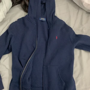 Ralph lauren zip  - Storlek 14-16 år, jätte bra kvalite, knappt använd. 