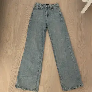 Super fina jeans som bara provats på! Lite långa på mig som är 168cm🩷