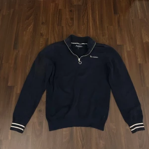 Halvzip tröja - Storlek: s Skick: 9/10 Färg: marinblå  