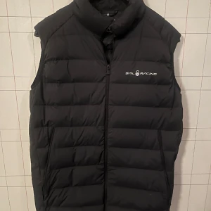 Sail Racing Väst - Säljer min sail racing väst då den inte kommer till användning. Väldigt fint skick utan några som helst skador.  Skriv vid funderingar 