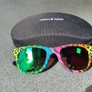 Lyxiga solglasögon från italia independent  - Bilderna talar för sej själv. Mitt pris 1200 kr Nypris 2800 kr Oanvända 