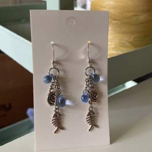 Handmade örhängen med fiskberlock, snäckberlock och blåa droppärlor💦🐟🐚 Nickelfria krokar, 18kr frakt, samfraktar🫶